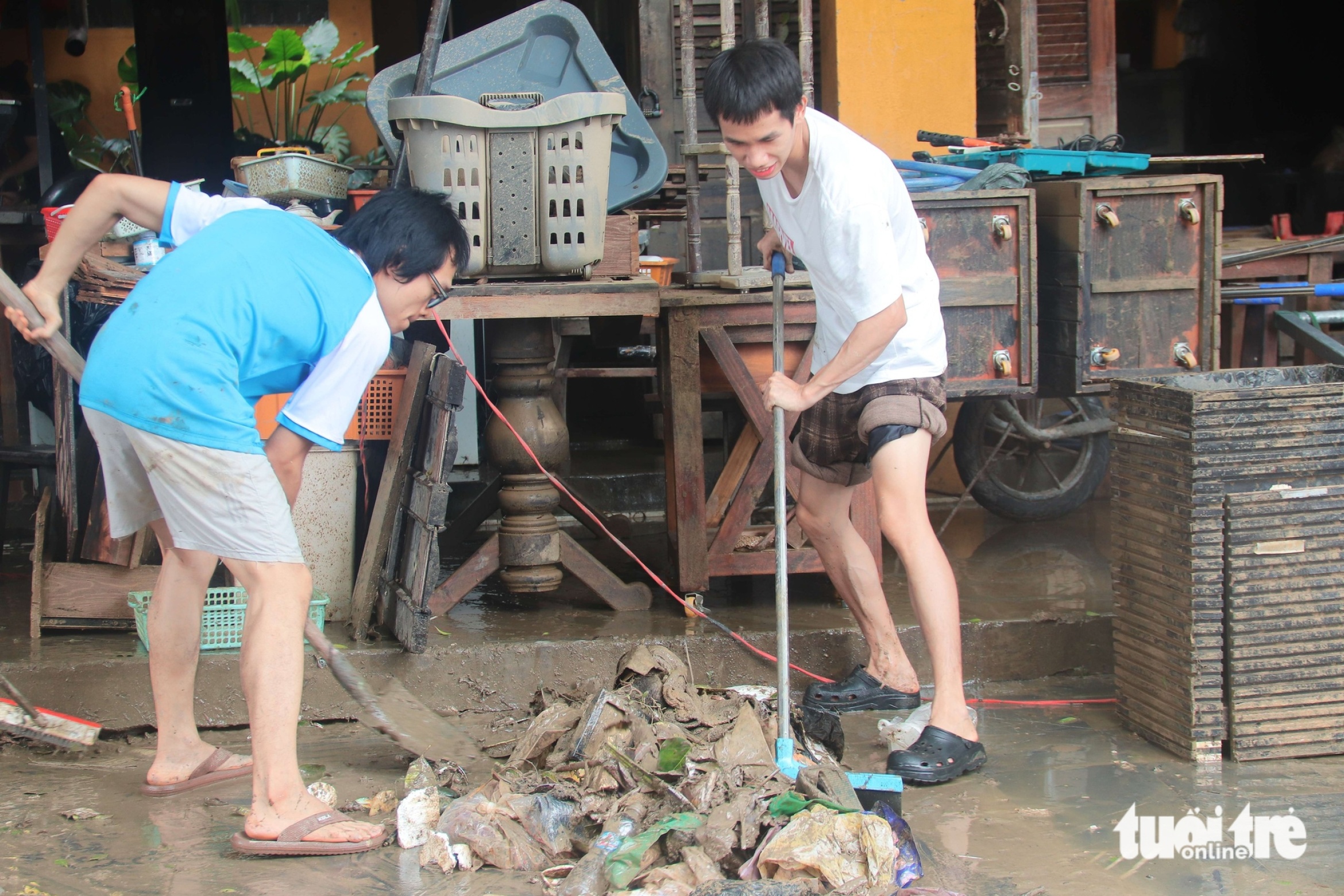 会安古城商家在历史性洪水后遭受严重损失